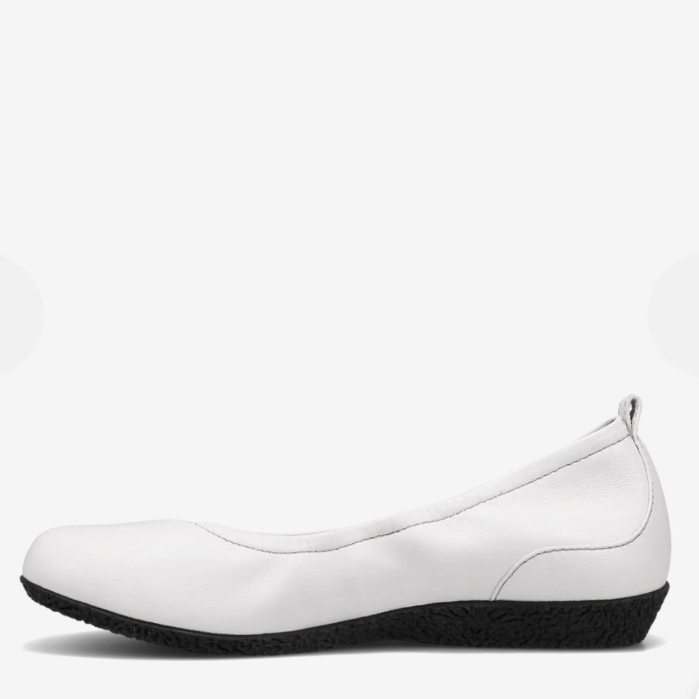NEW TAOS Chit Chat White Shoes Size 10 - Picture 3 of 12